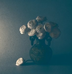 Klasszikus ranunculus-csendélet alkotó: May G