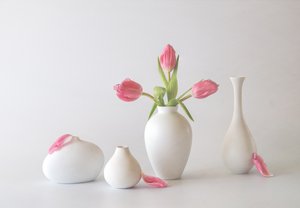 Rózsaszín tulipánok vázákban alkotó: May G