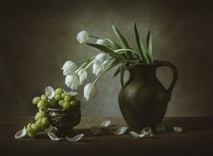 Fehér tulipánok és szőlő