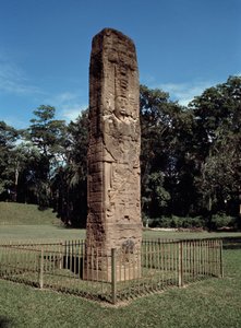 A nagy téren lévő E sztélé részlete alkotó: Mayan