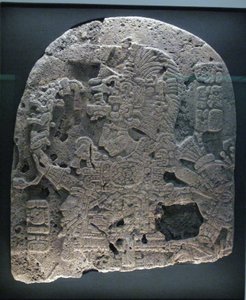 Paneltöredék vonalzóval, Peten terület, későklasszikus időszak, i.sz. 600-900 alkotó: Mayan