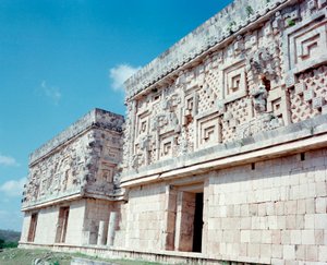 Kolumbiai előtti civilizáció: kilátás Uxmal ősi maja fővárosára, Puuc stílusban. Észak-Yucatán i.sz. 600-900: a jós piramisa. Mexikó alkotó: Mayan