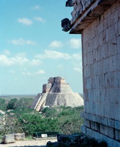 Kolumbiai előtti civilizáció: kilátás a felső templomra Uxmal ősi maja fővárosának helyén, Puuc stílusban. Észak-Yukatán i.sz. 600-900. Mexikó alkotó: Mayan