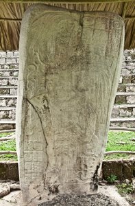 A 9. Stela, amely Ajb’alun Haab’tal Wat’ul K’atelt, a guatemalai Seibal Terminal Classic Kingjét ábrázolja, a Kr. u. 9. Katun végére emlékezve. 849