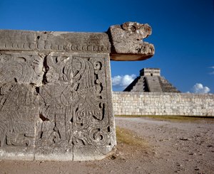 A nagy labdás játszótér és a háttérben a castillo, 750-1200 alkotó: Mayan