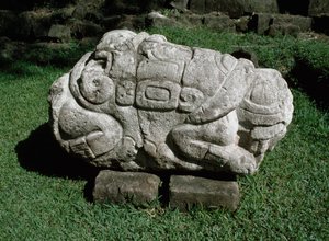Egy gres-tömbbe faragott zoomorf oltár alkotó: Mayan