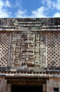 Faragott részlet a kolostornégyszög keleti épületéből, késő klasszikus maja, i.sz. 700-900 körül (fotó) alkotó: Mayan Mayan