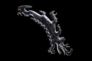 Különc kovakő, amely krokodil kenut ábrázol utasokkal, Kr. e. 600-900 (kőkő) alkotó: Mayan Mayan