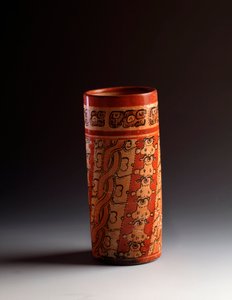 Polikróm hengeres agyagváza. Tikaltól alkotó: Mayan Mayan