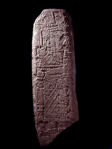 Prekolumbiai művészet, maja civilizáció, kezdeti klasszikus korszak: 5. kősztélé El Zapote-ból, Petenből, Guatemalából. Nap. h. 127 cm Guatemala, Museo Nazionale di Archeologia e Etnologia – Kolumbusz előtti művészet, maja civilizáció, klasszikus korszak ( alkotó: Mayan Mayan