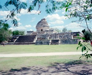 Kolumbiai előtti civilizáció: kilátás Chichen Itza helyére a Yucatan régióban. Maja civilizáció, klasszikus korszak és maja reneszánsz, i.sz. 750-1200. Mexikó alkotó: Mayan Mayan