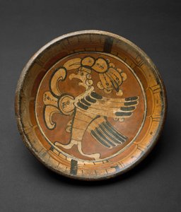 Állványtányér Supernatural Birddel, i.sz. 550-800 (cserép, polikróm festéssel) alkotó: Mayan Mayan