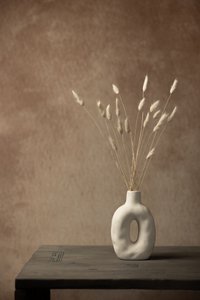 Minimalista csendélet szárított fűvel