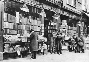 Könyvesbolt a Charing Cross Roadon, Londonban, 1926-1927.