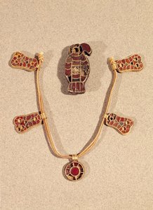 Sas alakú bross és nyaklánc, 4-6. század (arany és cloisonne zománc) alkotó: Merovingian