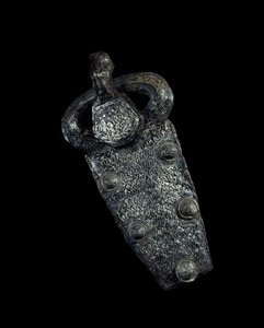 Meroving művészet: övcsat lemez ezüst damaszin vasból. 650-700 i.sz. Párizs, Musee Carnavalet.