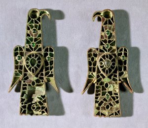 Sas alakú bross pár (fém és zománcozott) alkotó: Merovingian