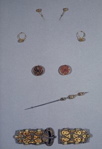 Meroving művészet (Gallia): Arnegonde vagy Aregonde frank királynőjének díszlete (515-600. v.), 570 körül. I. Clotaire felesége (511-561). Felülről lefelé: filigrán ezüst és arany tűpár, fülbevaló kloisonne ezüst, filigrán réz, gránát,