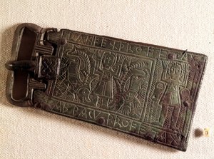 Meroving művészet: A burgundi királyság bronz övcsatja (barbár nép), amely Danielt ábrázolja az oroszlángödörben. 550-626. Franche-Comte-ból. Nemzeti Régészeti Múzeum, Saint Germain en Laye