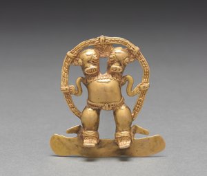 Kétfejű figura medál, c. 700-1550 (öntött és kalapált arany)