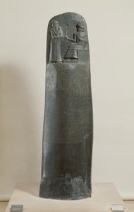 Hammurapi kódex: Shamash isten, aki törvényeit diktálja Hammurapinak, Babilon királyának, Szuszában, Iránban találták, Kr.e. 1750 körül (diorit) (részletesen lásd: 69507)