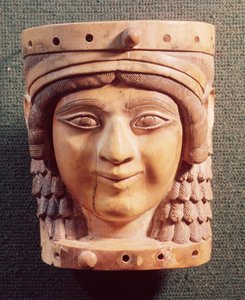 Egy nő feje, akit a kút hölgyének vagy a nimrudi Mona Lisa-nak hívnak, a III. Salmanassar palotából, ie 1400-612 alkotó: Mesopotamian
