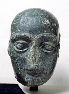 Gudea néven ismert férfi feje borotvált fejjel, Tellohból (Ősi Girsu), neo-sumériai, Kr.e. 2120 körüli (diorit) alkotó: Mesopotamian