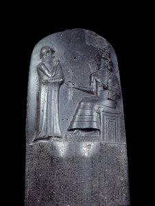 Mezopotámia: Hammurapi (vagy Hammourabi) törvénykönyvének diorit sztéléje. Ékírásos feliratok borítják, tetején pedig Hammurapi király áll Mezopotámia napistene, Shamash, az Igazságosság istene előtt. Ez az egyik legrégebbi darab o alkotó: Mesopotamian
