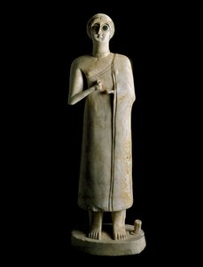 Mezopotámiai művészet: nő vagy istennő figurája. Terrakotta, Kr.e. 3. évezred Tell Asmartól (Ehnunna Mezopotámiában) V. 59 cm-es Bagdadi Múzeum, Irak
