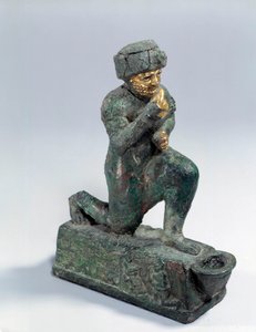 Mezopotámia: Ezüst, bronz és arany szobor térdelő hódolóról, ex-voto, amelyet Amurru istennek szenteltek Hammurapi életéért. Kr.e. 1800. Larsa oldaláról. Párizs, Louvre Múzeum alkotó: Mesopotamian Mesopotamian