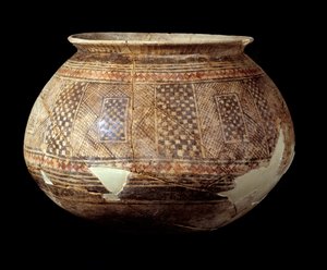 Keleti művészet: Halaf (terrakotta, Kr.e. 4500 körül) Mezopotámia vagy Észak-Szíria stílusú geometrikus díszítéssel díszített váza. Párizs, Musee du Louvre alkotó: Mesopotamian Mesopotamian