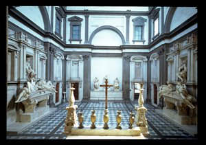 Michelangelo Buonarroti (1475-1564) által tervezett belső tér, amely Lorenzo, Urbino hercege (1492-1519) (l) és Giuliano, Nemours hercege (1479-1516) (r), 1520-24 és 1530 alkotó: Michelangelo Buonarroti