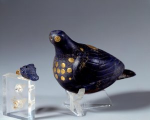 Keleti ókor: galamb lapis lazuliban (lapis lazuli) és aranyban. A Susa weboldaláról. Medio-elamit időszak (Irán). ie 1200 Párizs, Louvre Múzeum alkotó: Middle Elamite Period