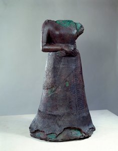 Elami civilizáció: Napir Asu királynő bronzszobra elamit felirattal. Kr.e. 1250. Susa helyéről, Iránból. V 1,29x0,73 m Párizs, musee du Louvre alkotó: Middle Elamite Period