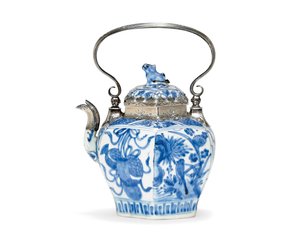 Kék-fehér teáskanna és fedele (kerámia és ezüst) alkotó: Ming Dynasty Chinese School