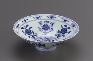 Tál kúpos oldalakkal és lapos peremmel, Jingdezhen, Jiangxi tartomány, 1426-35 (porcelán kobalt pigmenttel átlátszó színtelen máz alatt)