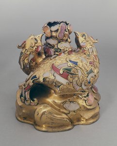 Kínai aranyozott réz boros edény főnixek formájában egy sziklán alkotó: Ming Dynasty Chinese School