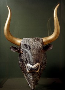 Minószi művészet: rhython vagy rhyton vagy rython (apparátusüveg) bikafej alakban a krétai Cnossos (Knósszosz) kis palotából. Kr.e. 1550-1500. Heraklion, Régészeti Múzeum - Minószi művészet: bikafej-riton (szertartásos üveg) aranyszarvval alkotó: Minoan