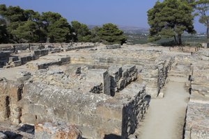 Phaistos minószi régészeti lelőhelye. Észak-keleti komplexum. Négy szobából álló komplexum közvetlenül a régi palotával szomszédos. Ezeket a helyiségeket értékes rituális edények tárolására használták. Itt találták meg a híres „Phaisztosz-korongot”, amelye alkotó: Minoan