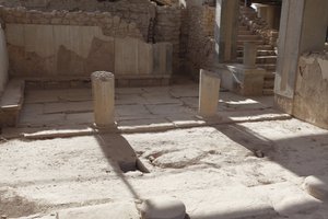 Phaistos minószi régészeti lelőhelye. A királynő Megaronja (azaz a királynő lakásai). Phaistos királyi apartmanjai közül a legdélibb. A padlót gipszlappal burkolták, a hézagot kitöltő vörös vakolattal. thr benchez is gipszet használtak alkotó: Minoan