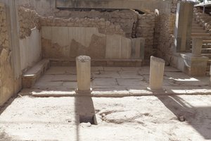 Phaistos minószi régészeti lelőhelye. A királynő Megaronja (azaz a királynő lakásai). Phaistos királyi apartmanjai közül a legdélibb. A padlót gipszlappal burkolták, a hézagot kitöltő vörös vakolattal. thr benchez is gipszet használtak alkotó: Minoan