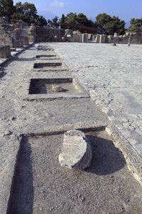 Phaistos minószi régészeti lelőhelye. A központi udvar általános képe a nyugati szárny szentélyei felől. A központi udvar a Minoen-palota alapvető építészeti eleme. Ez egy mag, amely köré a különböző szárnyak vannak beállítva. Ez a központi bíróság bui vol alkotó: Minoan