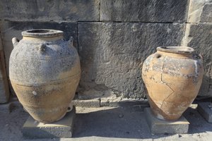 Phaistos minószi régészeti lelőhelye. Nagy pithoi (tárolóedény), amelyet a központi bíróság talált. Kréta. alkotó: Minoan