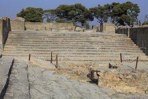Phaistos minószi régészeti lelőhelye. A nyugati udvarból induló lépcső a Propylaea-ba vezet, amely az új palota fő és legimpozánsabb bejárata, valamint lépcsők, amelyek a színházi rész székhelyét képezték, vallási rendezvényekre és f alkotó: Minoan