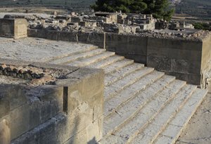 Phaistos minószi régészeti lelőhelye. A nyugati udvarból induló lépcső a Propylaea-ba vezet, amely az új palota fő és legimpozánsabb bejárata (Kr. e. 1700-1450). Phaistos, Kréta. alkotó: Minoan