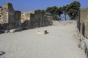 Phaistos minószi régészeti lelőhelye. A nyugati magazinok. A palota raktárainak nagy komplexuma. Az előkamrából, a raktár folyosójából és magukból a raktárakból áll. A folyosótól jobbra és balra 11 tár volt, melyekben t alkotó: Minoan