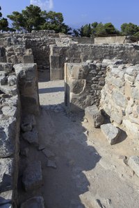 Phaistos minószi régészeti lelőhelye. A nyugati magazinok. A palota raktárainak nagy komplexuma. Tekintse meg a 11 folyóirat közül néhányat, amelyekben a palota áruit tárolták (ie. 1900-1700) Phaistos, Kréta. alkotó: Minoan