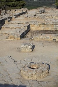 Phaistos minószi régészeti lelőhelye. Kilátás az északkeleti komplexumra. Négy szobából álló komplexum közvetlenül a régi palotával szomszédos. Ezeket a helyiségeket értékes rituális edények tárolására használták. A hieroglif írást viselő híres „” Phaistos alkotó: Minoan
