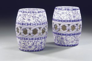 Egy pár kék-fehér kerti ülés, 1860 körül alkotó: Mintons Ltd