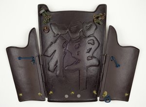 Egy csuklós, ötrészes yukinoshita-do stílusú páncél melllemeze és két oldallemeze, a „Zen” karakterének dombornyomott mintájával, 1716. február (vas, rézötvözet, lakk és selyemzsinór) alkotó: Miyata Katsusada